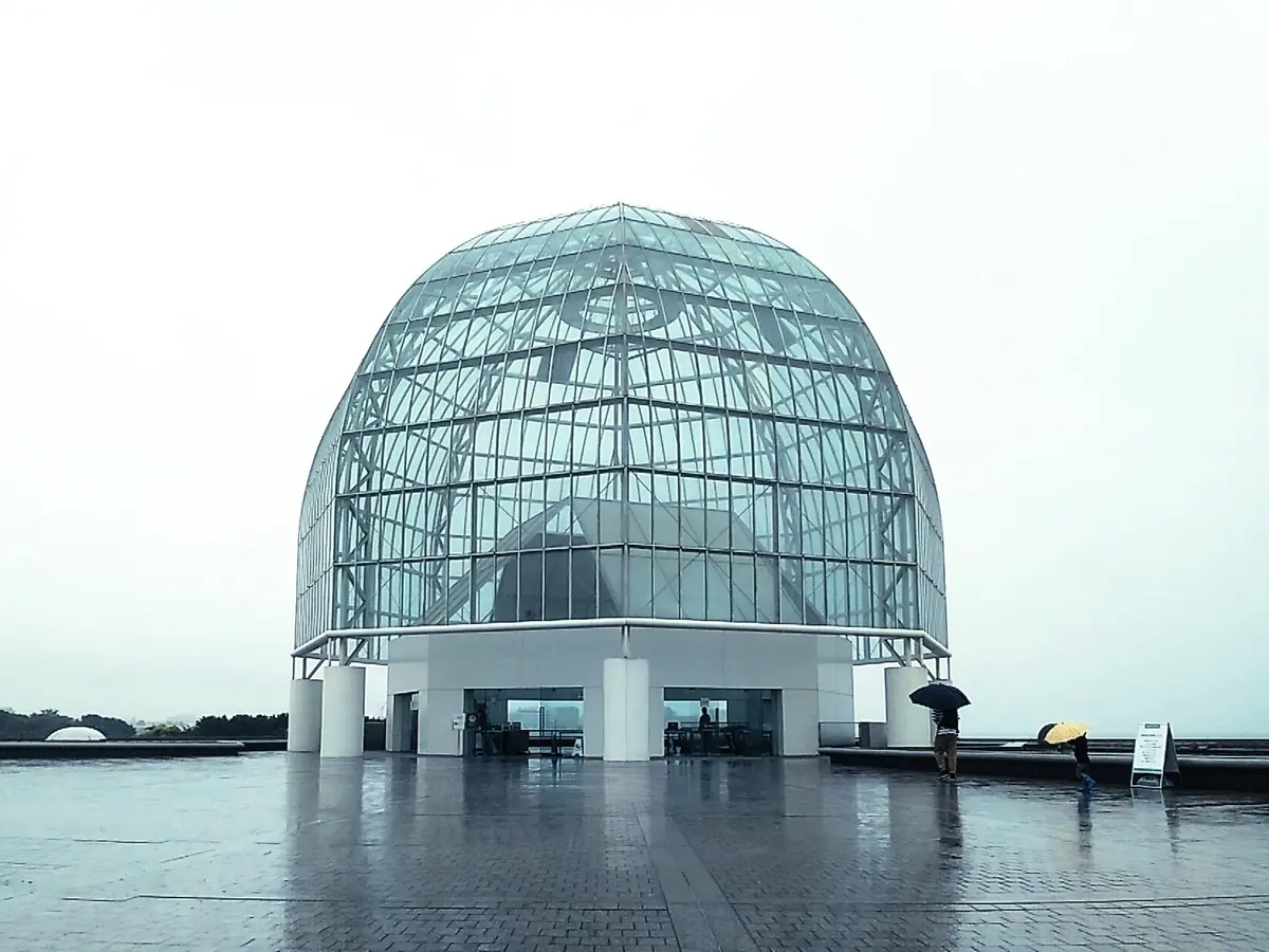 曇り空の下に立つ葛西臨海水族園の象徴、透明なガラスドーム