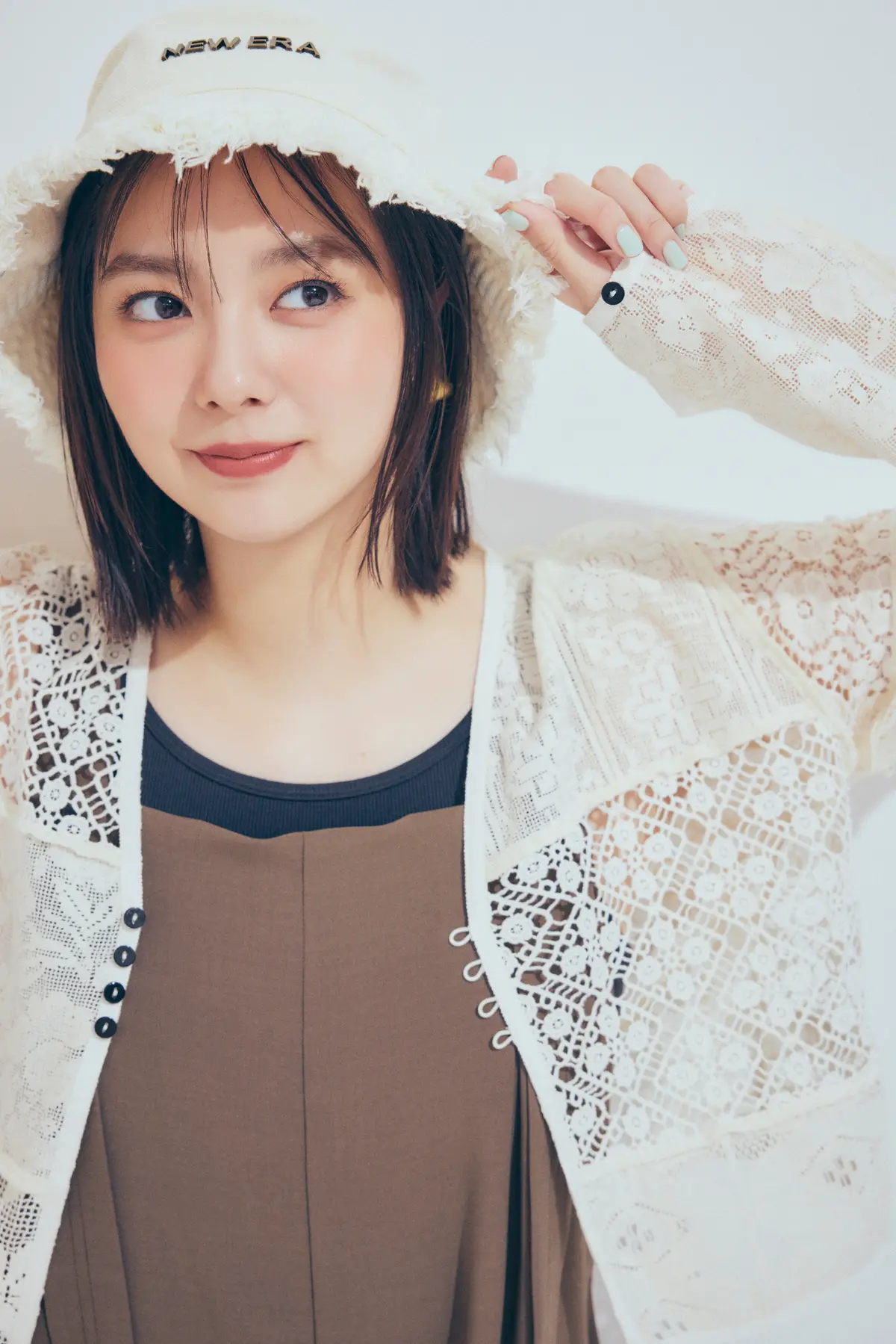 新川優愛　レースシャツ　より