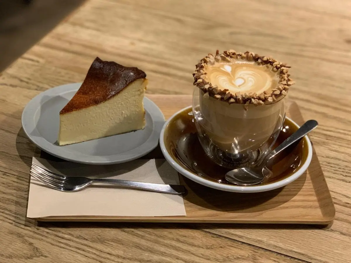 大阪・天満橋のカフェ『SOT COFFEE  ROASTAR』のバスクチーズケーキとコーヒー