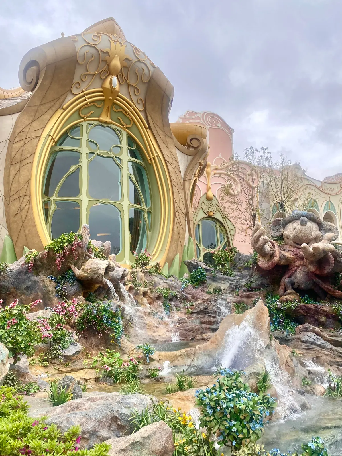 映画『ファンタジア』のミッキーマウスを岩で表現した魔法の泉