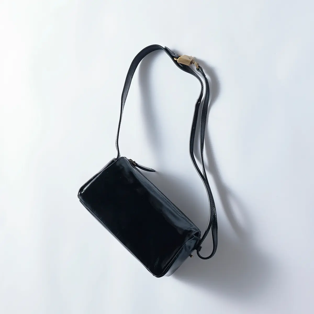 『アーカイブエプク』のショルダーバッグ