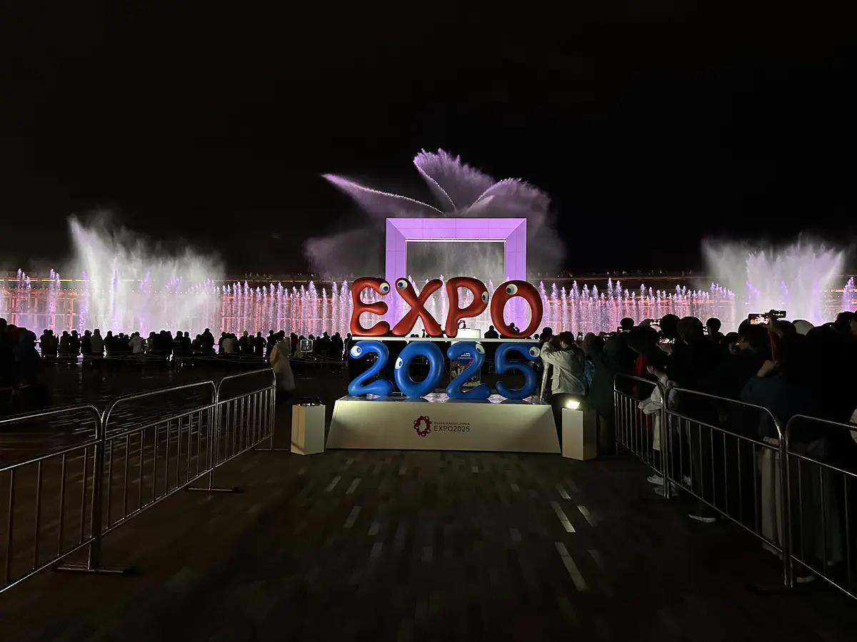 毎日日没後にウォーターフロントで開催される、音響や映像を駆使した噴水のスペクタクルショー「アオと虹の夜のパレード」