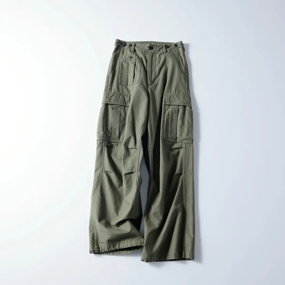 『ナイジェル・ケーボン』のカーゴパンツ