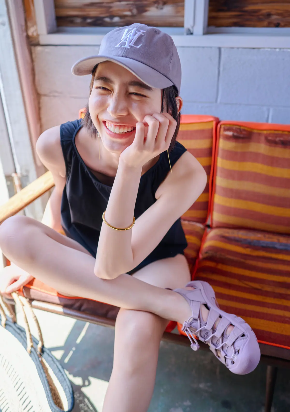 井桁弘恵　タンキニ水着　座り