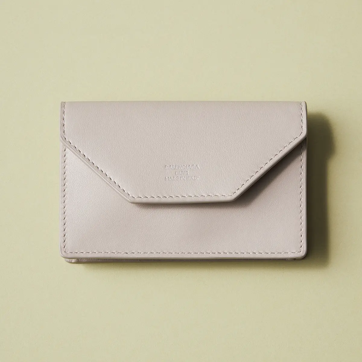バレンシアガの「エンベロープ フラップカードホルダー」ベージュ