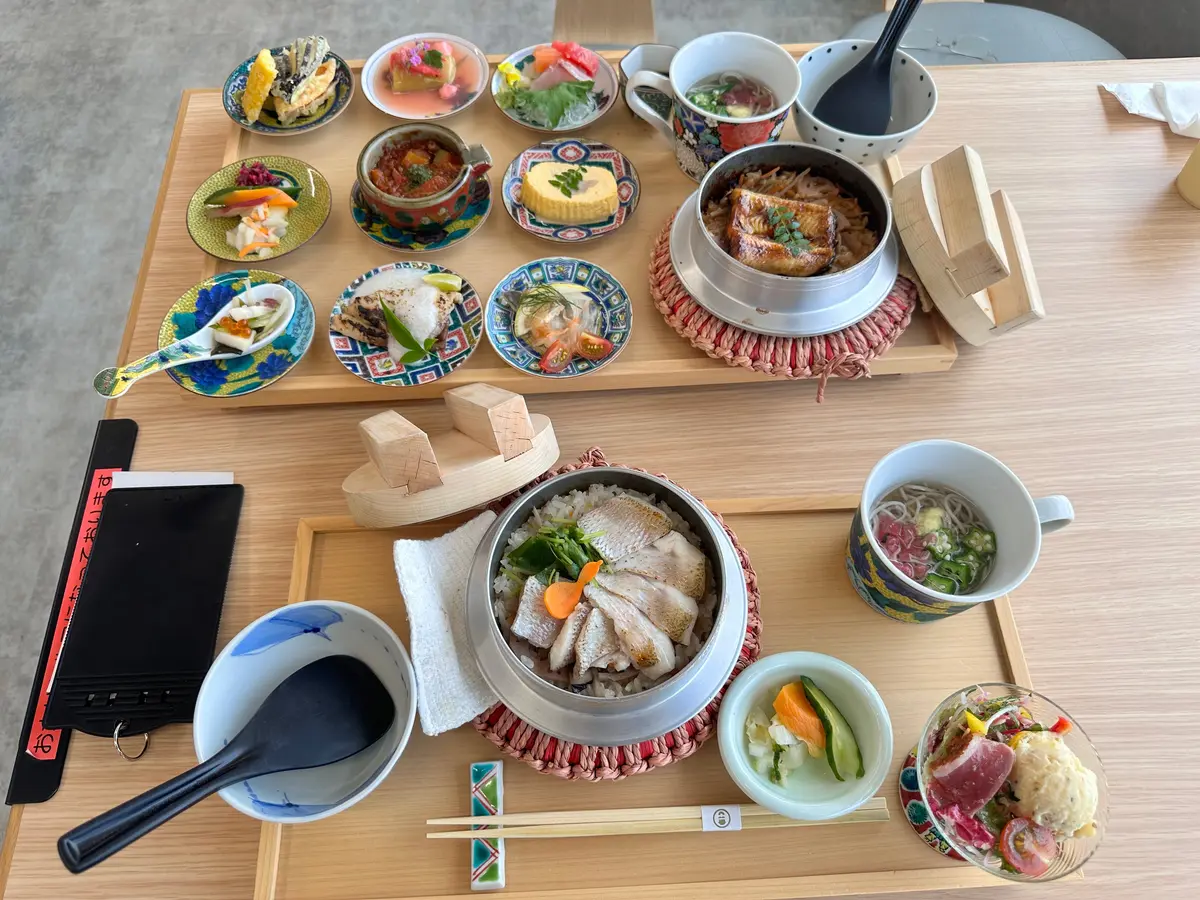お目当ての釜めしを注文しました！ 手前がのどぐろ釜めし、奥がうなぎ釜めしです！そして、小皿はほとんど九谷焼が使われていました！✨