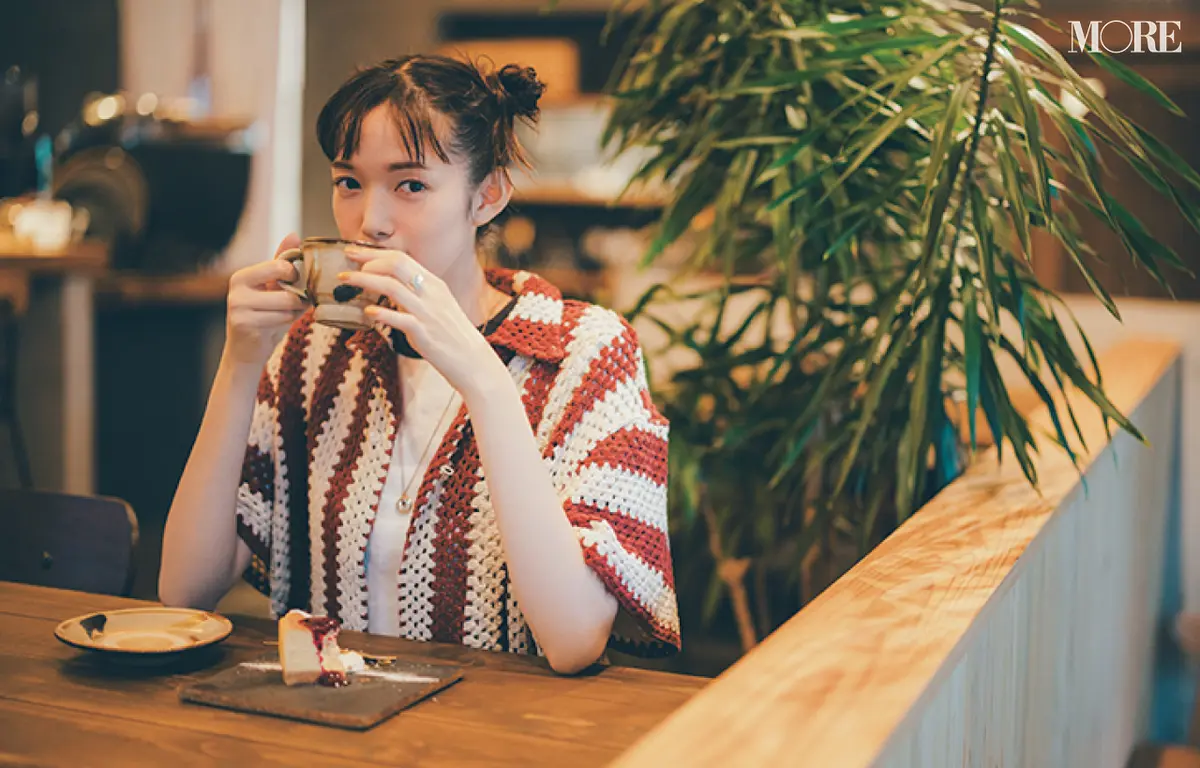 沖縄のカフェ「CLAY Coffee & Gallery」でコーヒーを飲む佐藤栞里