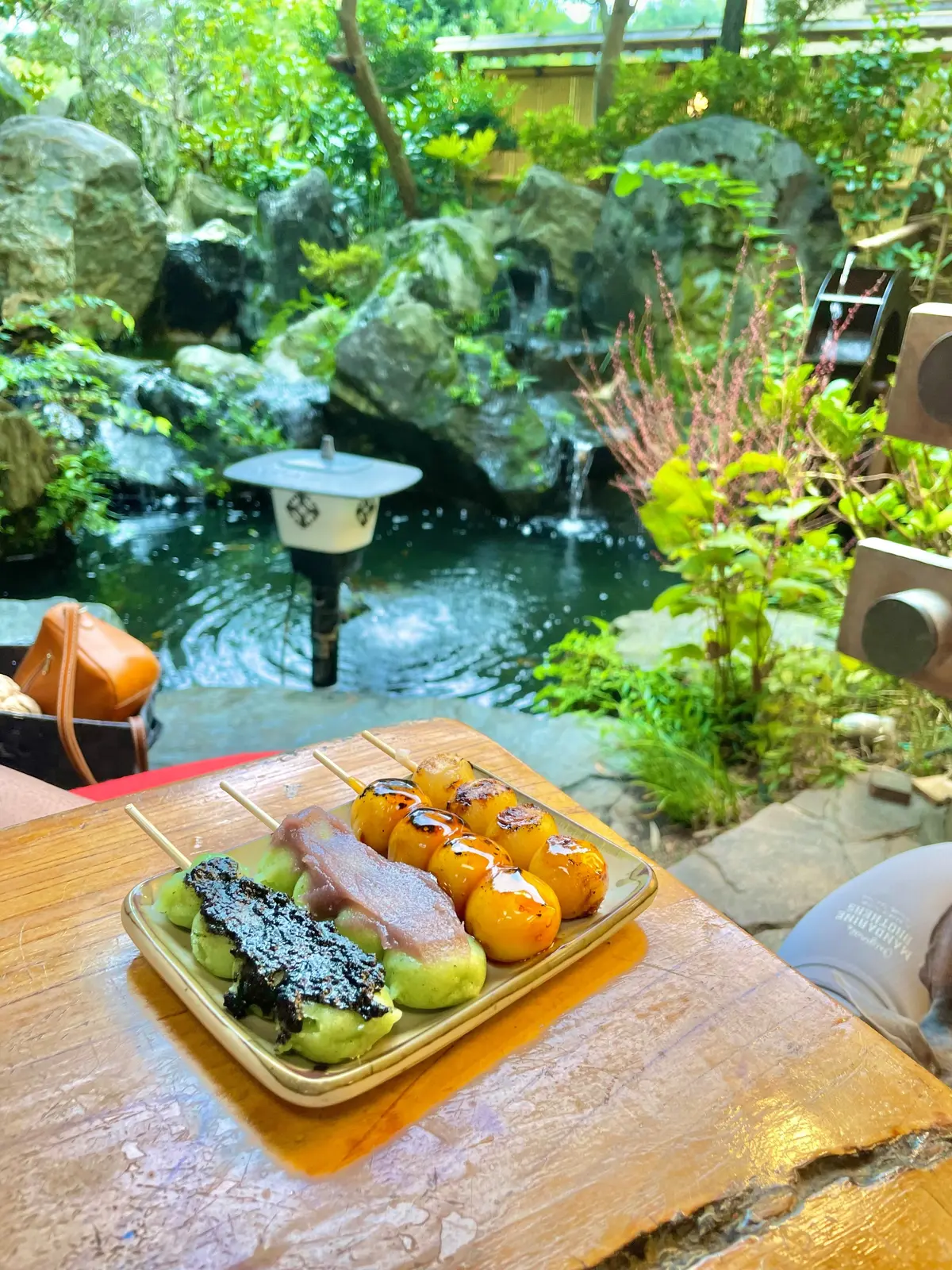 調布・深大寺でお蕎麦屋や甘味を楽しめる八起（やおき）の「クリームあんみつ」と「だんご」