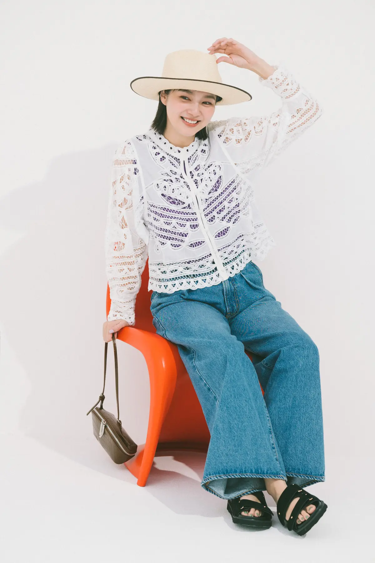 新川優愛 パンツコーデ