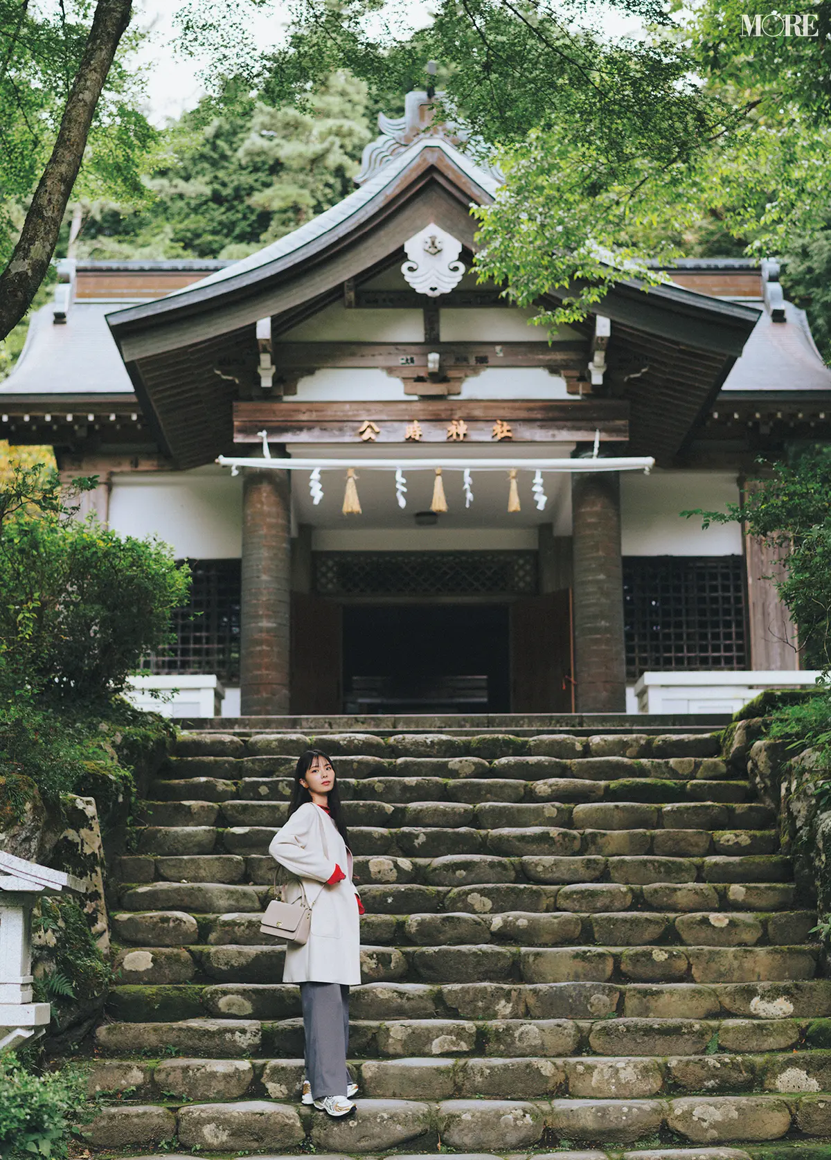 公時神社　石段を上るモデル