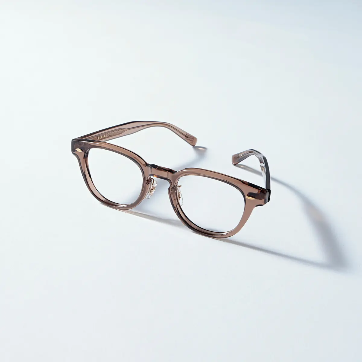 『アイヴァン』のブラウンフレームメガネ