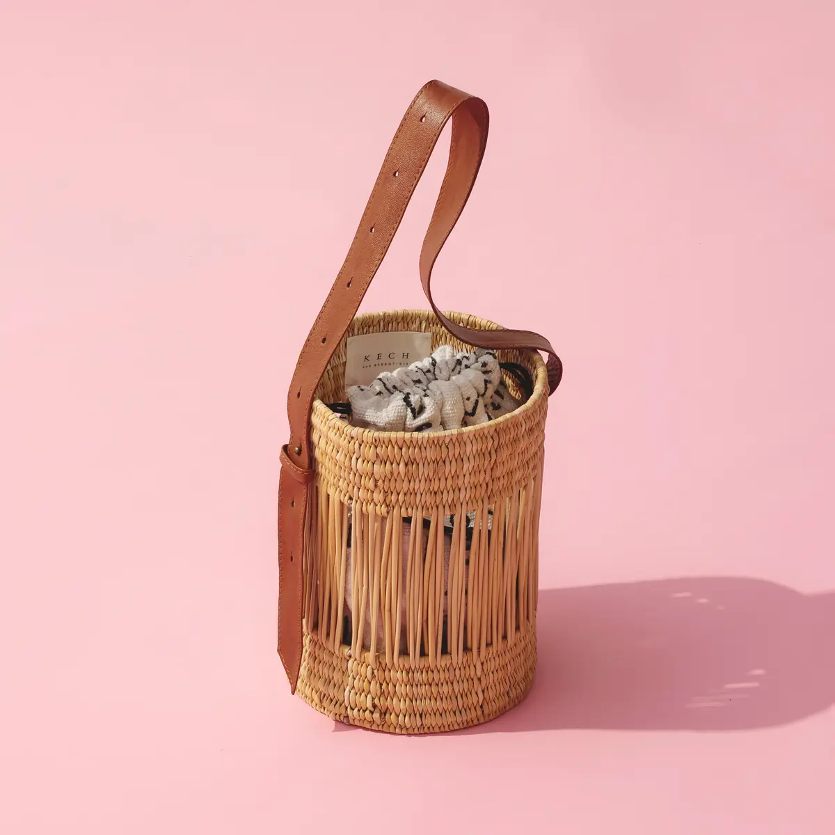 「KECH LeS ESSENTIELS（ケッシュ ル エッセンシャル）」のバケツ型バッグ