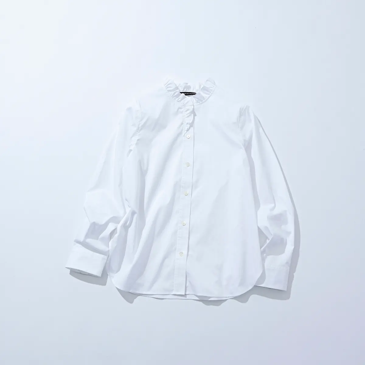 白のフリルシャツ