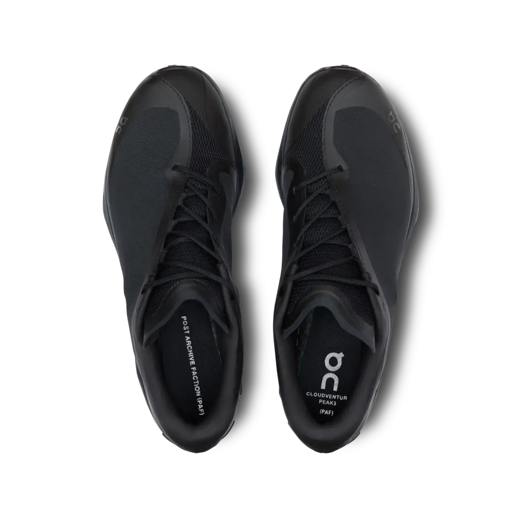 オン　黒スニーカー　クラウドベンチャーピーク