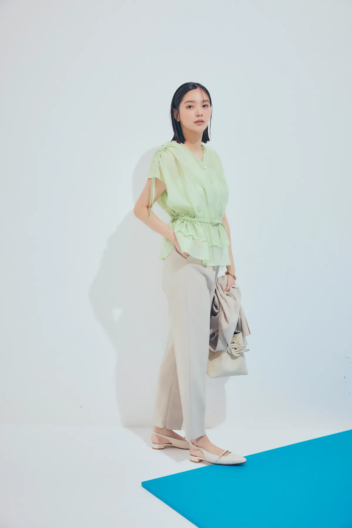 新川優愛　ブラウスとパンツコーデ　全身