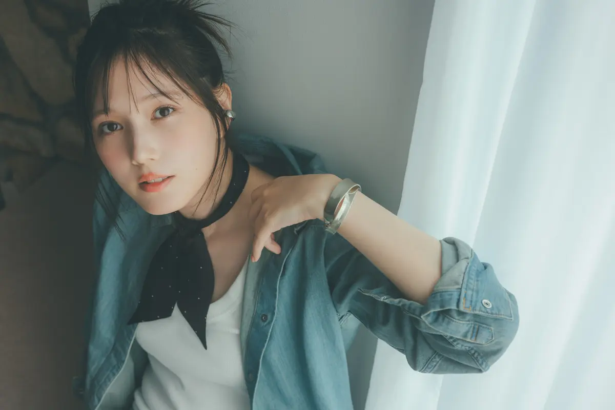 本田翼　シャンブレーシャツとパンツのセットアップコーデ