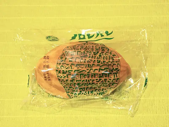 広島県ご当地おやつ　ラグビー型のメロンパン