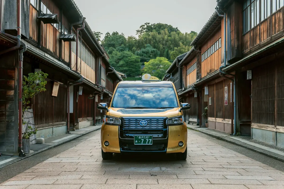旅行に人気な石川県金沢市ですが、金箔のタクシーはご存じでしょうか？ 金沢をはしるタクシーの多くは、黄色、黒色ですが、一台だけ金色のタクシーが金沢の街中を走っているんです😮