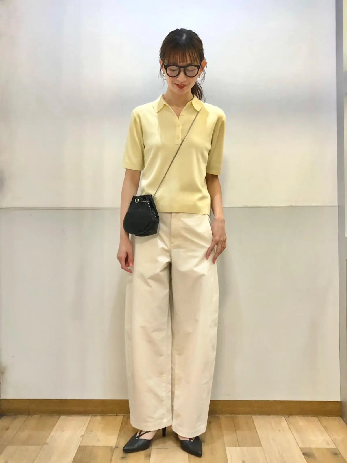 ユニクロ　ポロセーター半袖　イエロー　パンツコーデ