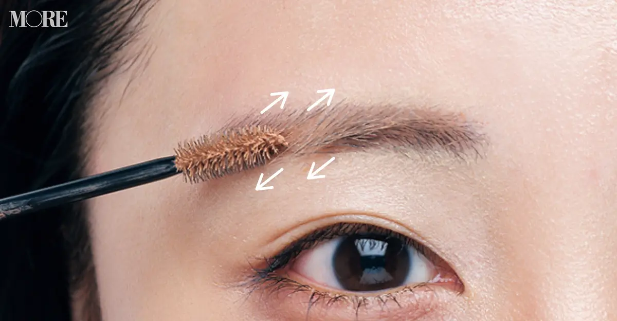 眉マスカラを塗っている状態