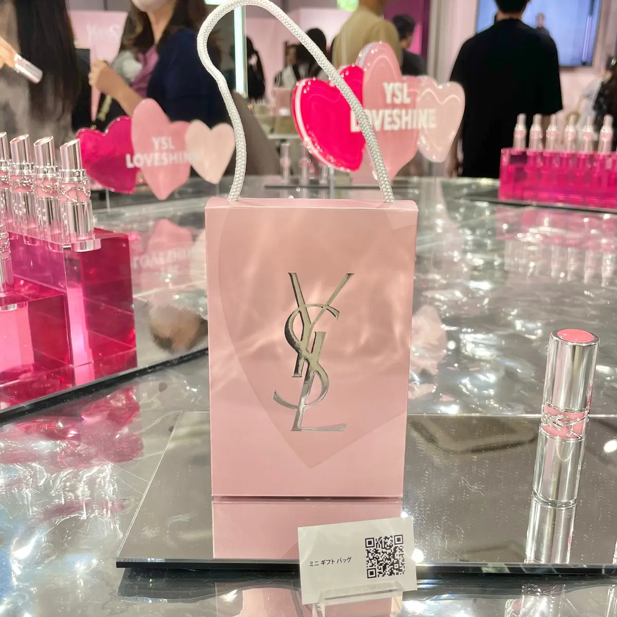 東京・渋谷で開催中のイヴ・サンローラン ポップアップ「YSL LOVESHINE FACTORY」