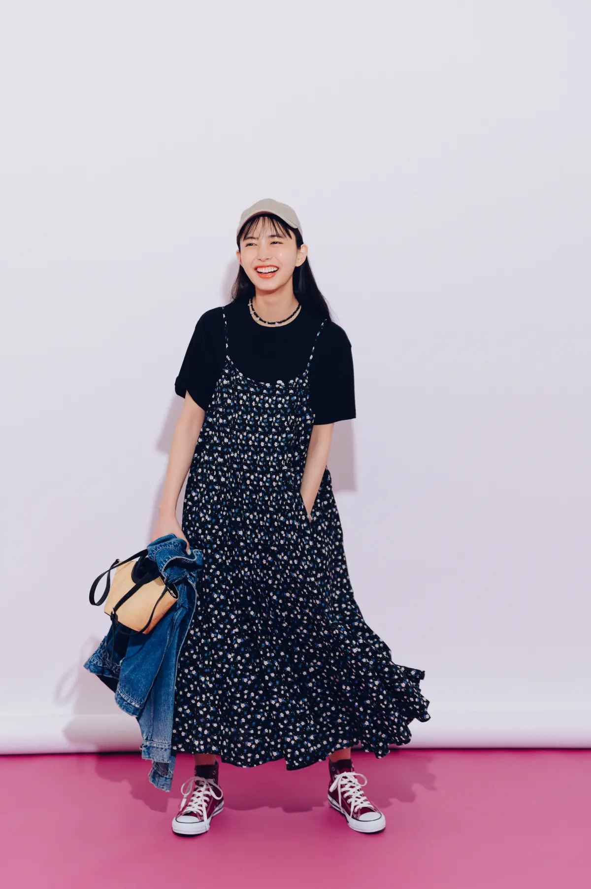 井桁弘恵　Tシャツとワンピースコーデ　全身