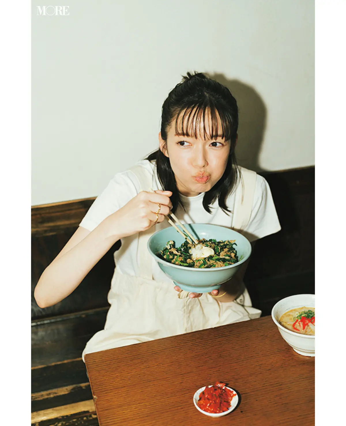 「くりやん」のポパイ丼&ミニラーメンを食べている佐藤栞里