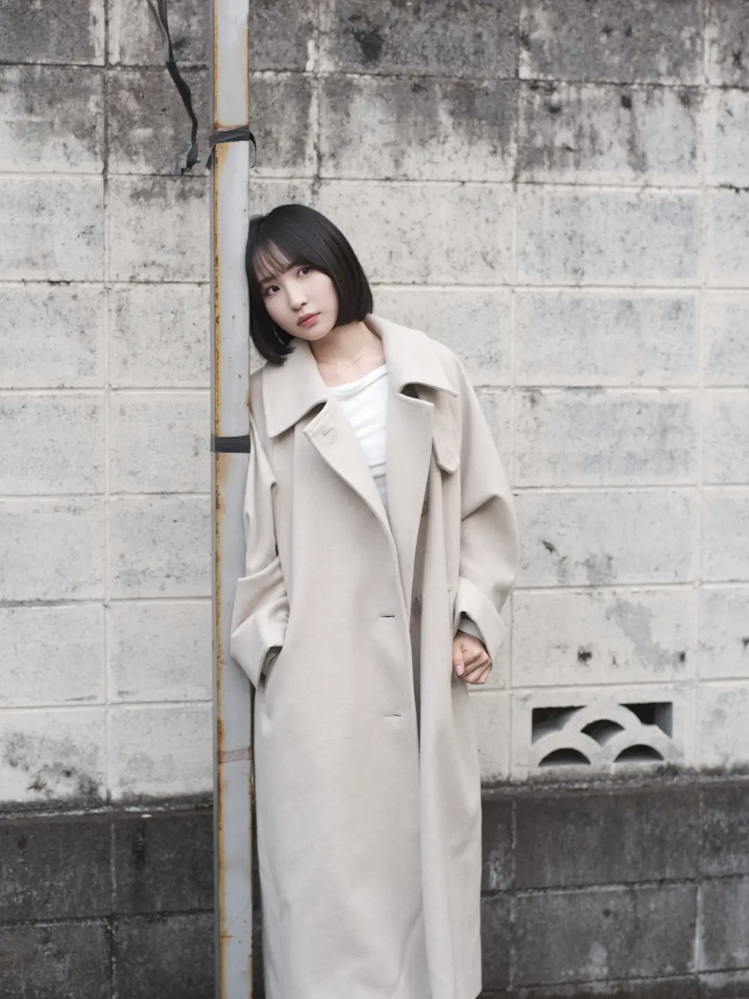 私の写真　路上で撮影　ホワイトコーデ　コート　ショートカット