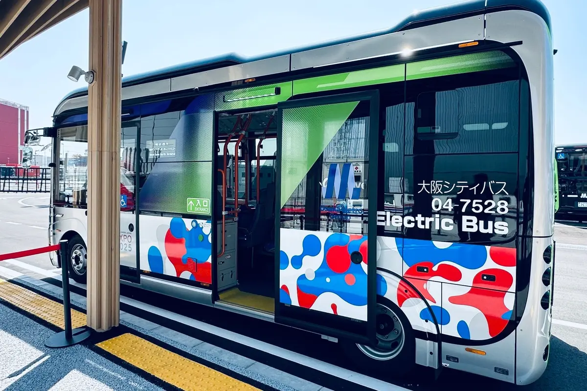 大阪•関西万博会場の東西ゲートを往復するEVシャトルバス