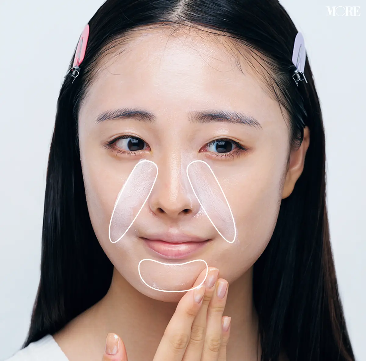 下地を顔の中心に塗るモデル