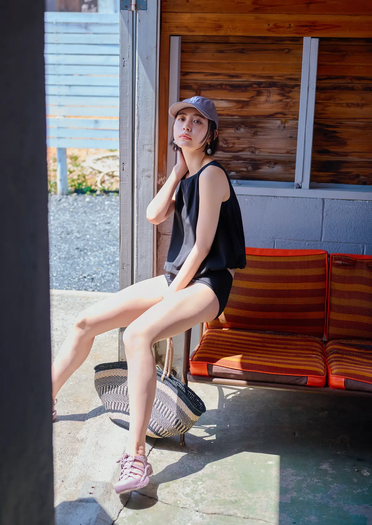 井桁弘恵　タンクトップ水着　座り