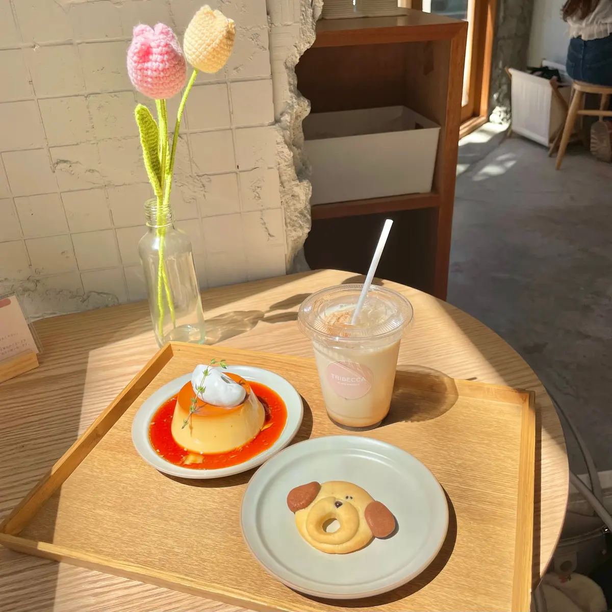 大阪 北浜／本町にある「TRIBECCA CAFE（トライベッカ）」の「かたやきプリン」と「ワンちゃんクッキー」と「カフェラテ」