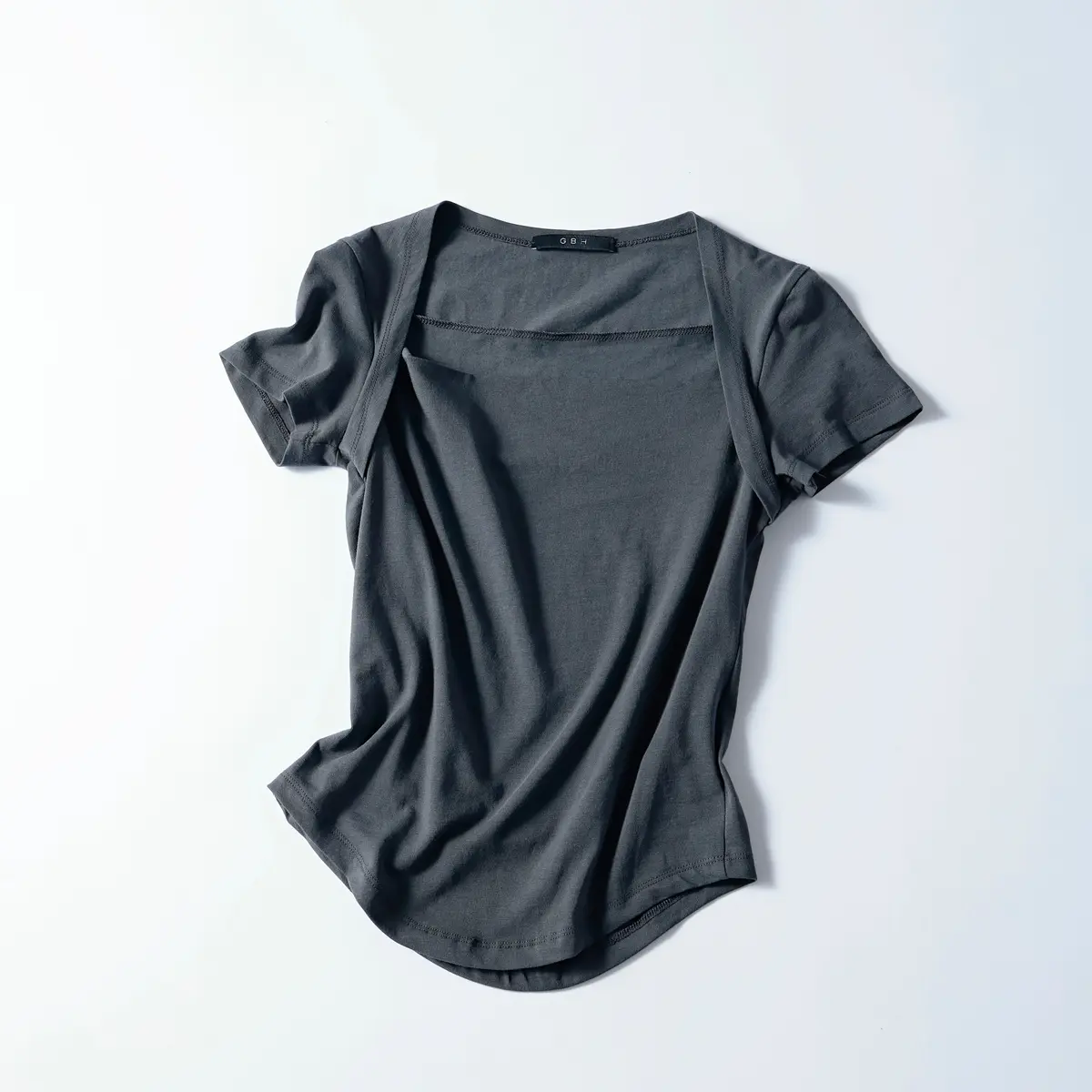 『ジービーエイチ』のスクエアネックカットソー