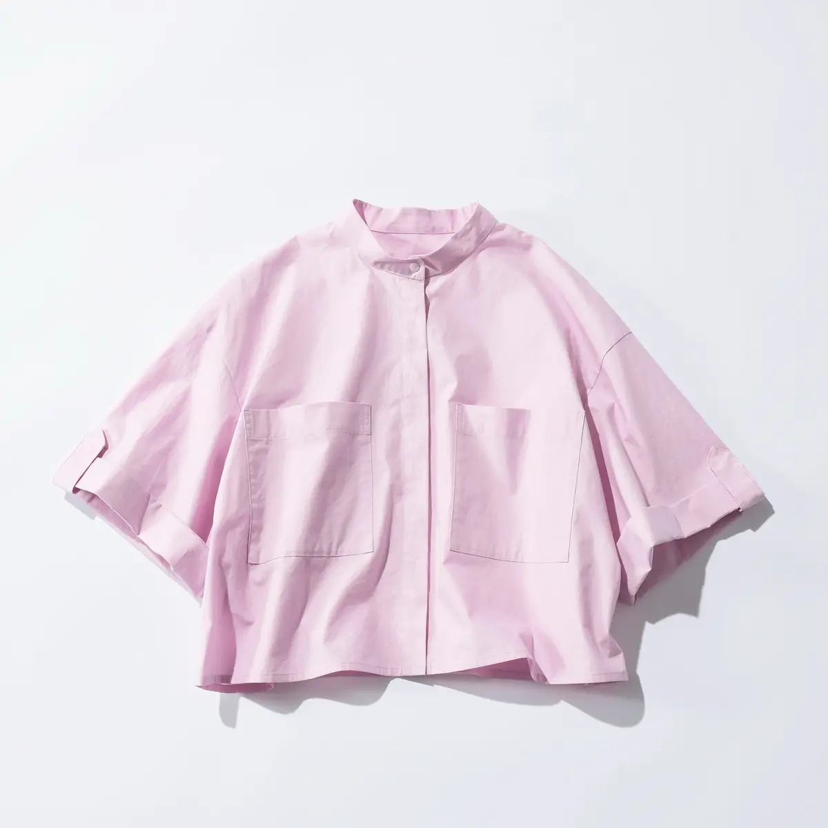 淡いピンクのバンドカラークロップド半袖シャツ
