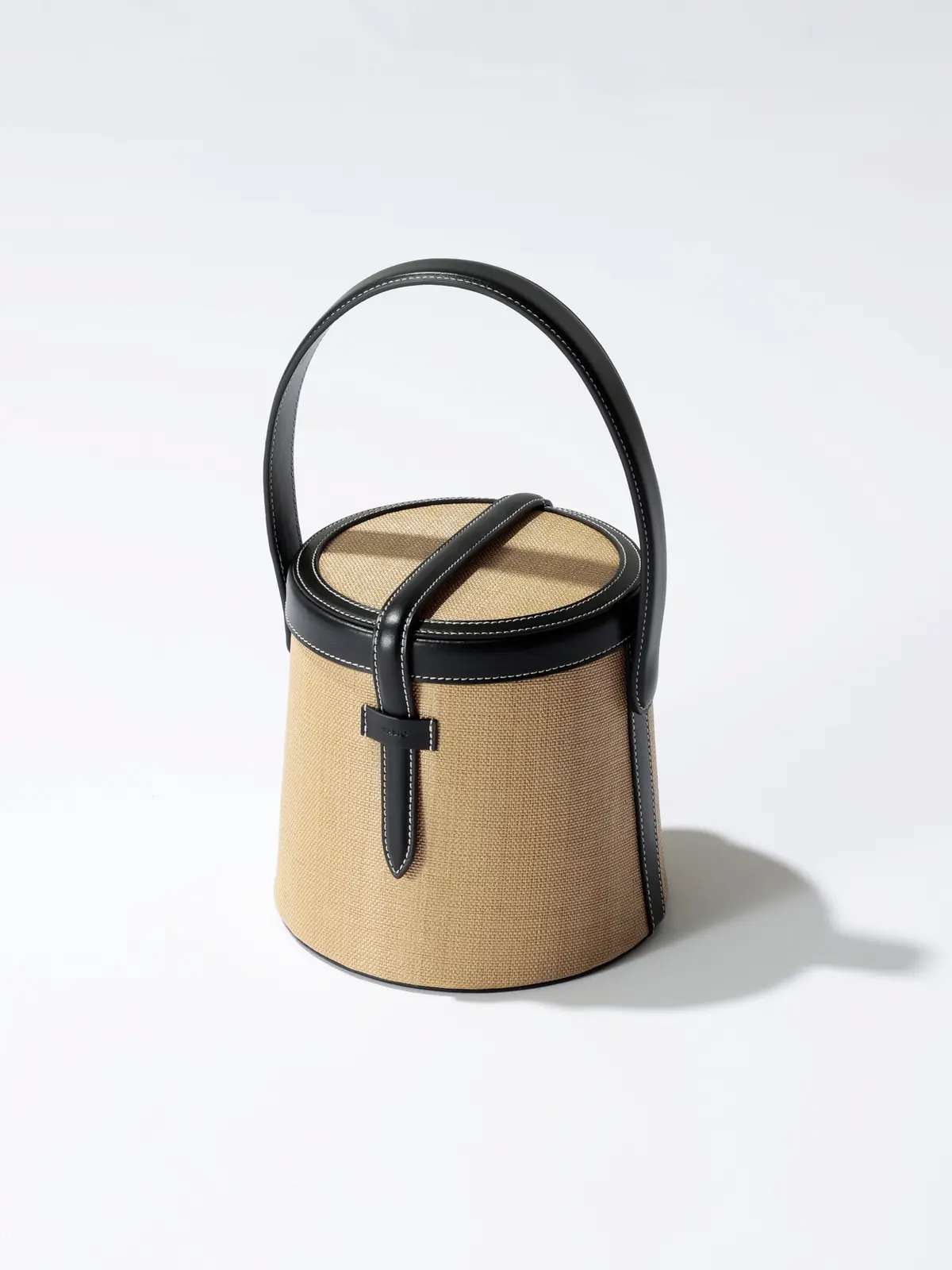 ベージュのバケツバッグ