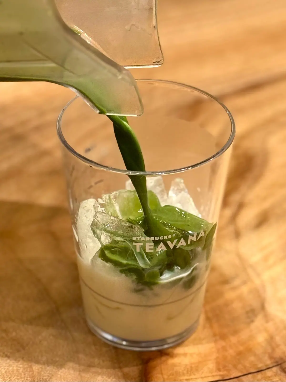 スタバ店舗限定「抹茶 ピスタチオムース ティー ラテ」ビジュアル正面裏