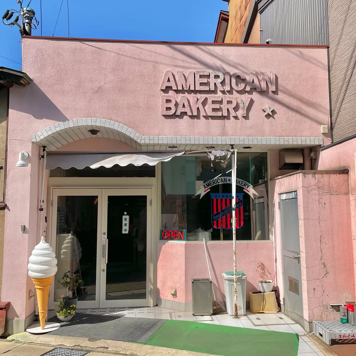 岐阜 飛騨にある可愛らしい外観とアットホームな店内が魅力な喫茶店「アメリカンベーカリー」で楽しむ「オムライス」と「ソフトクリーム」