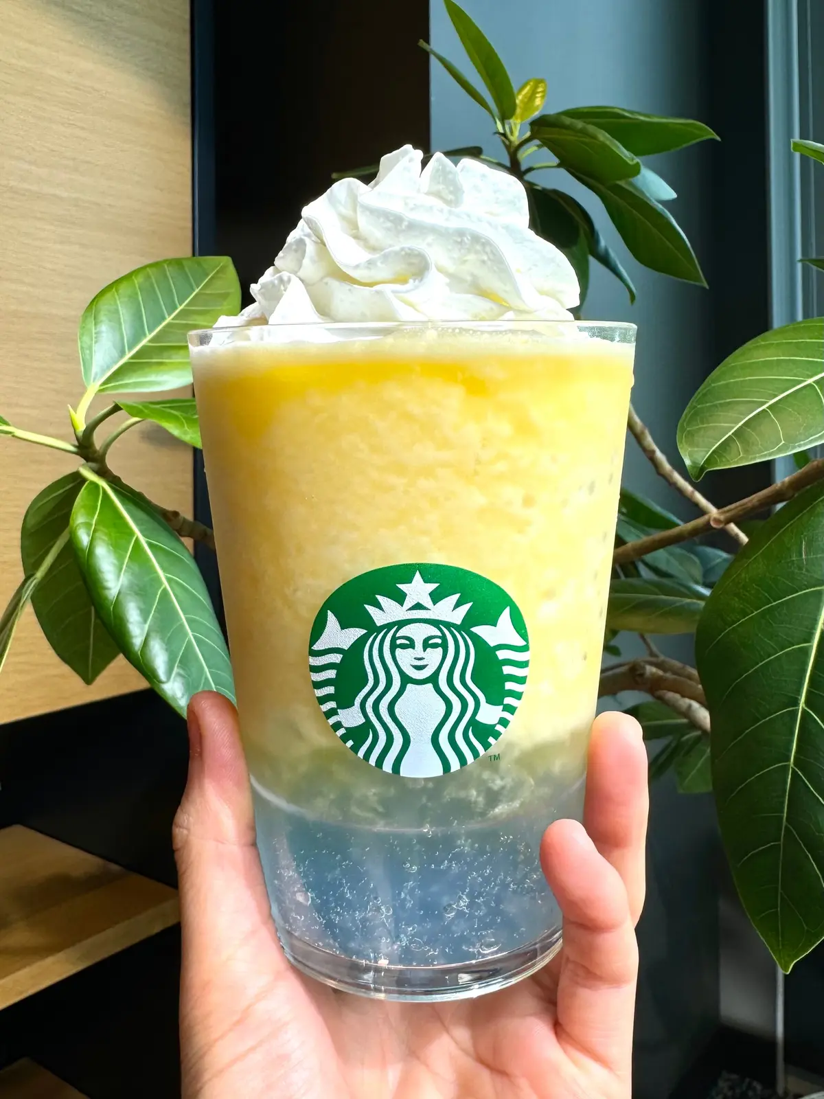 スタバ新作 サンセット パイン フラペチーノ