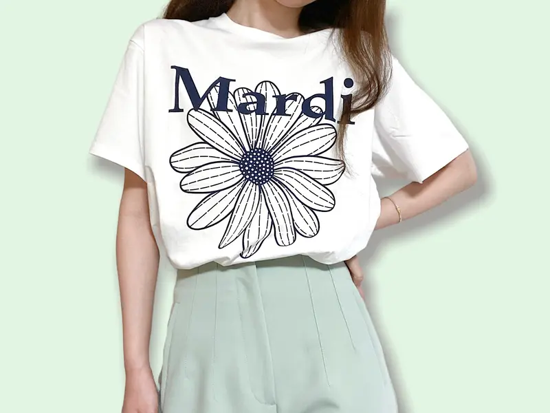 『Mardi Mercredi』（マルディメクルディ）のTシャツを着た女性