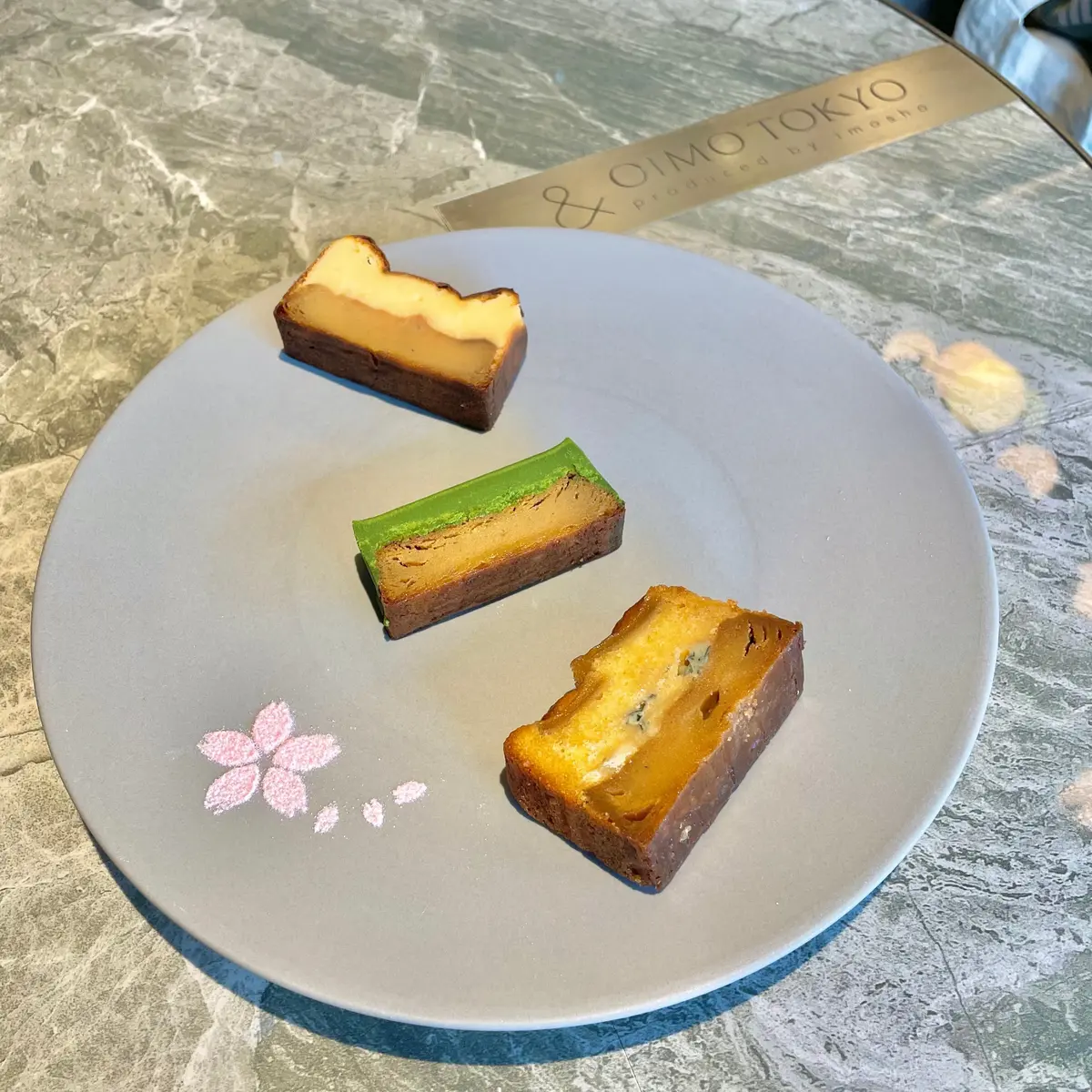 本店はザ・ペニンシュラ東京、東京 中目黒にあるアトリエを備えたカフェ「& OIMO TOKYO CAFE（アンド オイモ トウキョウ カフェ）」の「蜜芋スイーツ3種盛り」」