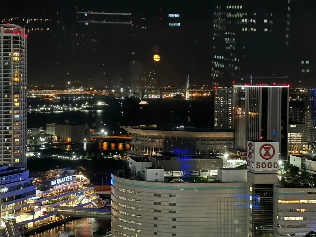 夜景〈横浜ベイシェラトン ホテル&タワーズ〉　スカイラウンジ　28階「ベイ・ビュー」　横浜の夜景