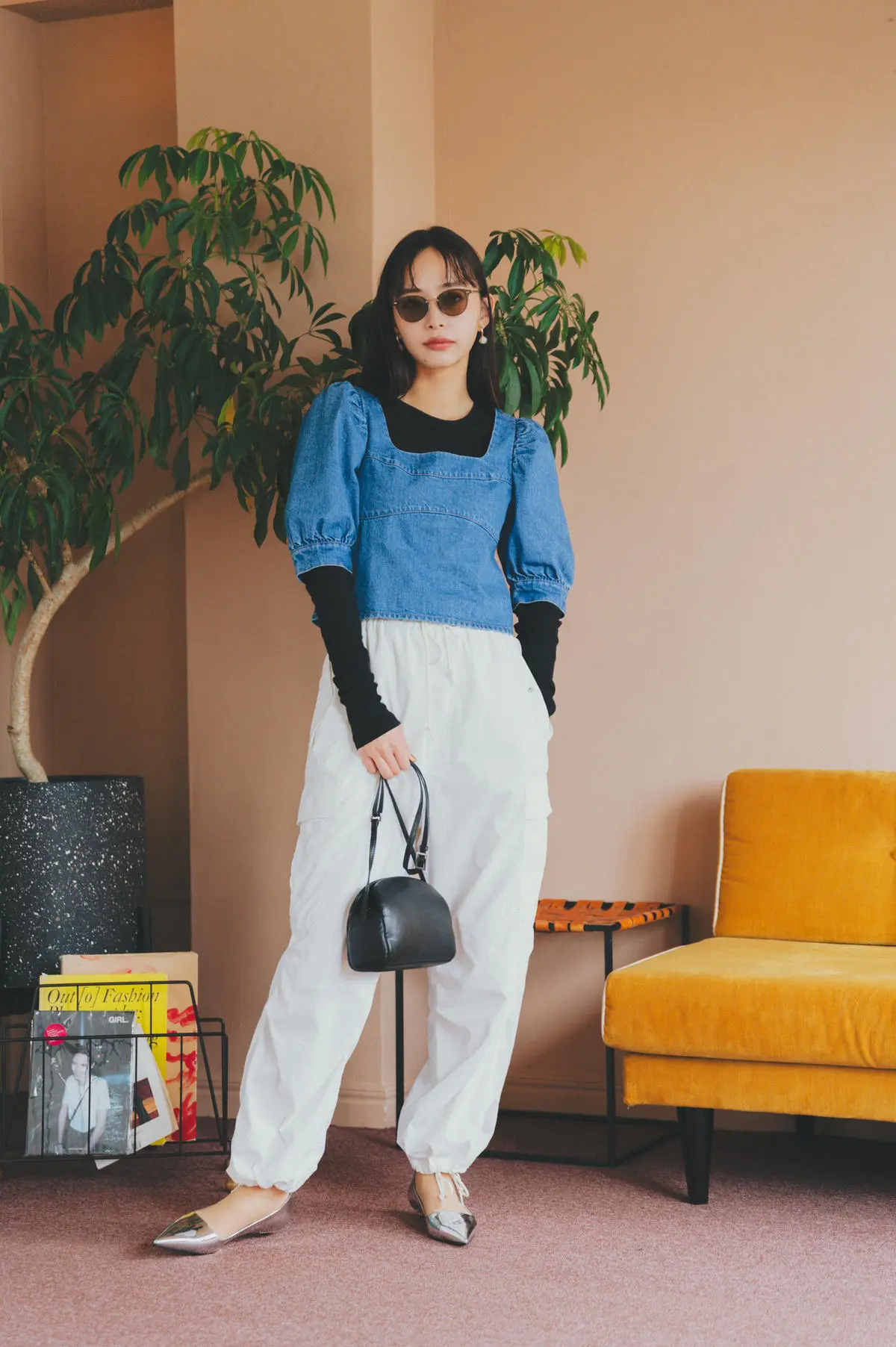 白のカーゴパンツ×デニムトップスのコーデ