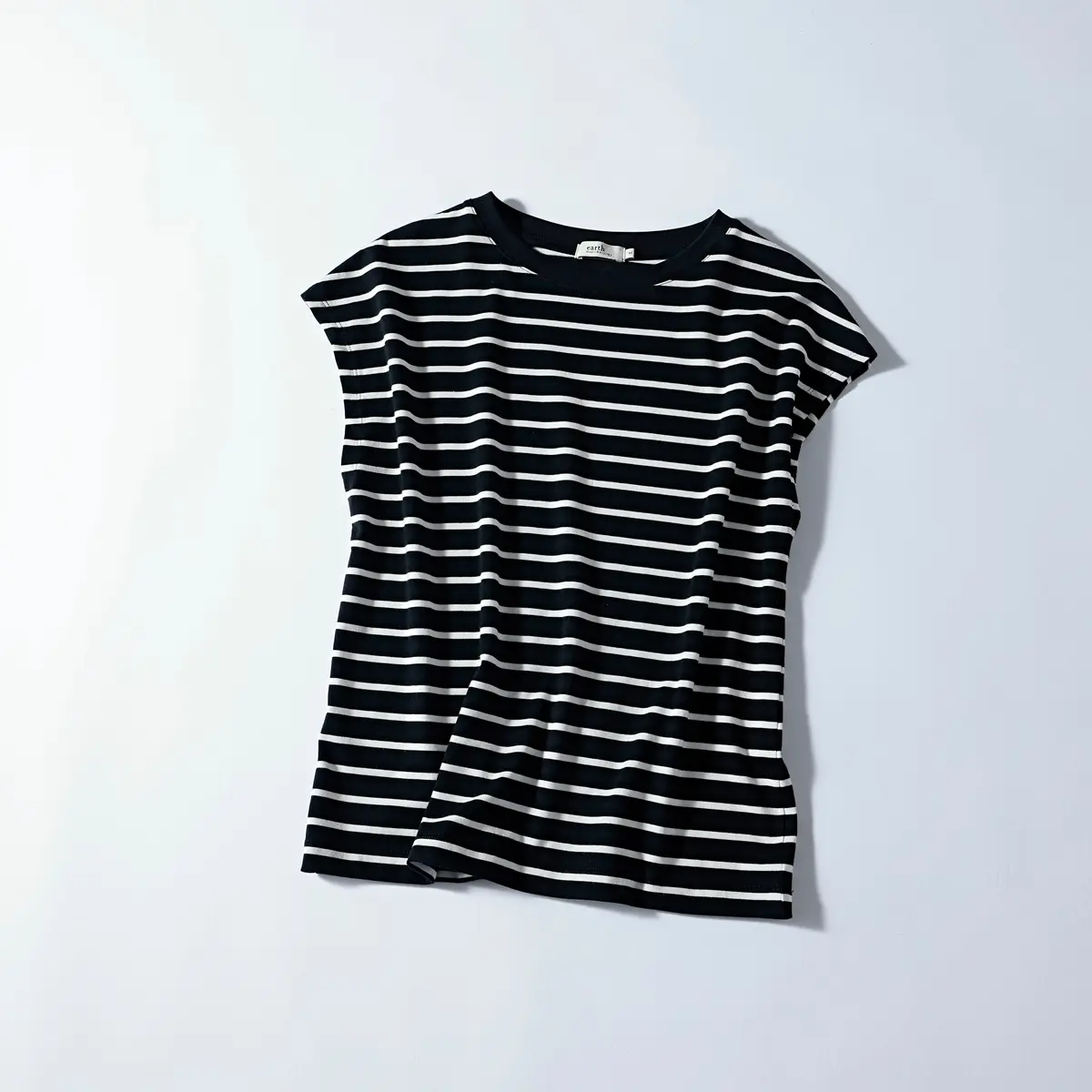 『アース ミュージック＆エコロジー』のボーダーTシャツ