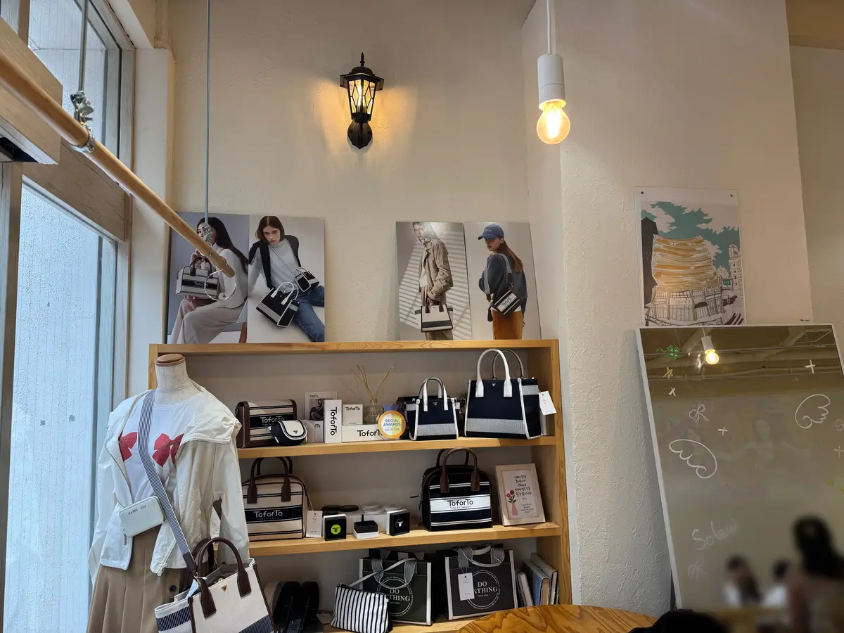 東京・新宿にある人気韓国風カフェ『SOLEW』の店内