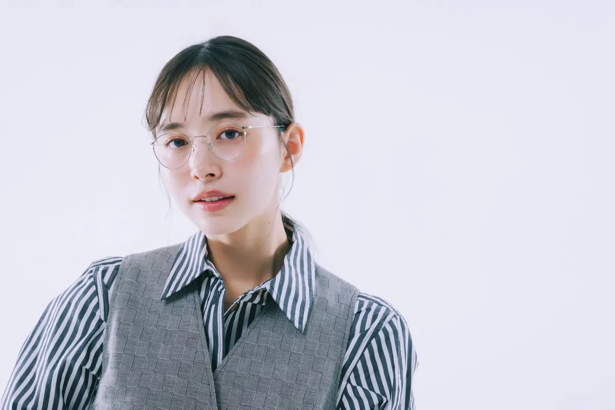 井桁弘恵 ワンピースとパンツコーデ より