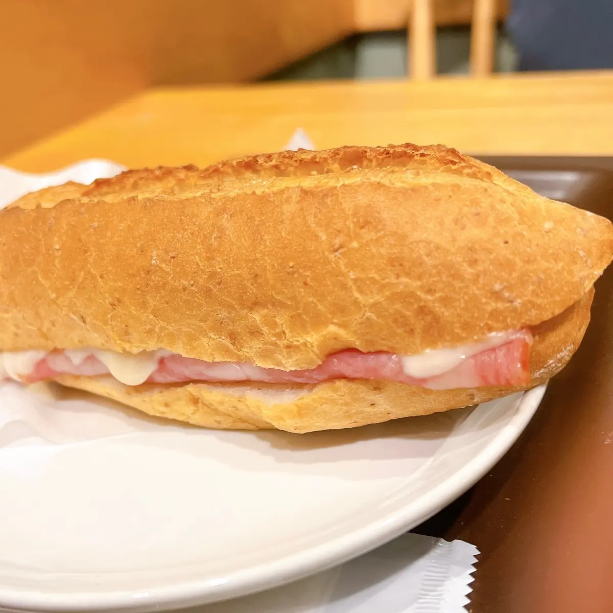 ハム&マリボーチーズ 石窯フィローネ1