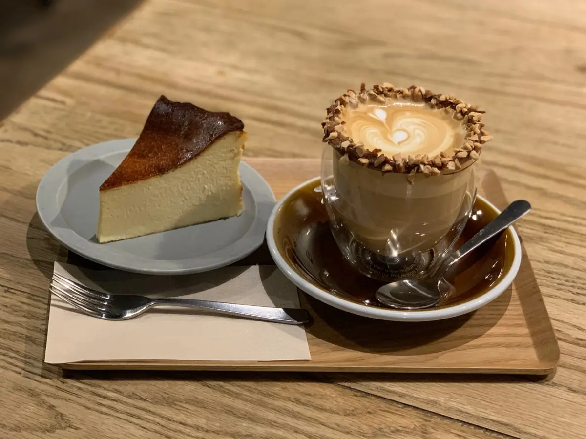 SOT COFFEE 大阪カフェ　天満橋カフェ　スペシャリティコーヒー専門店　チョコナッツラテ　choco nuts latte　バスクチーケーキ