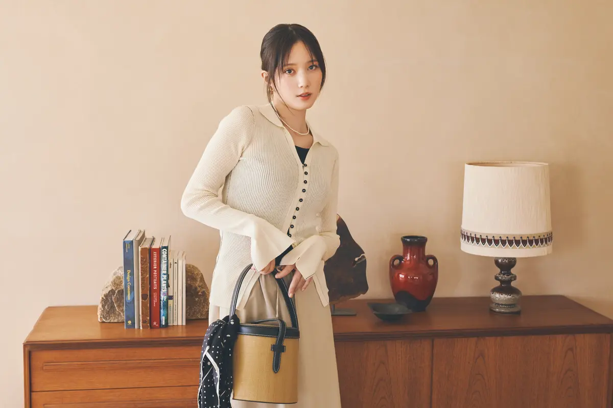 本田翼　ベージュのカーデとロンスカのコーデ