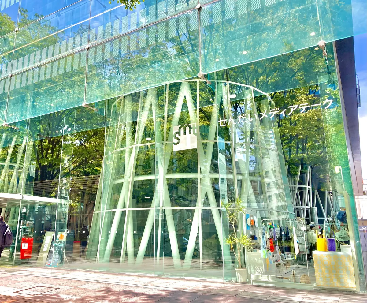 せんだいメディアテーク　定禅寺通