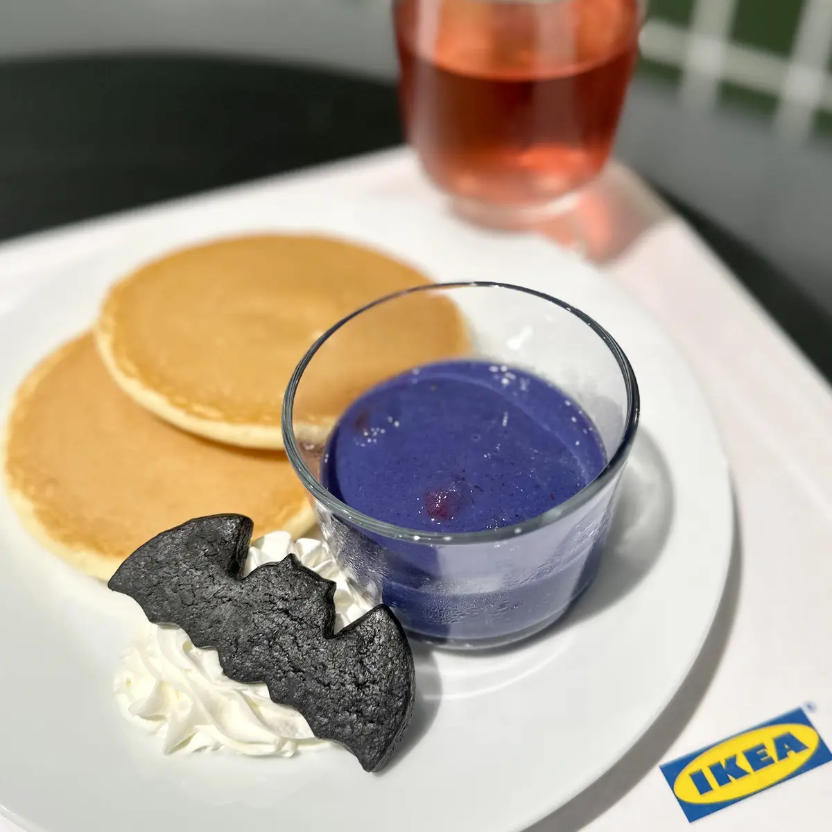イケア（IKEA）の2023年期間限定ハロウィンフェア：紫ベリーソースのパンケーキ